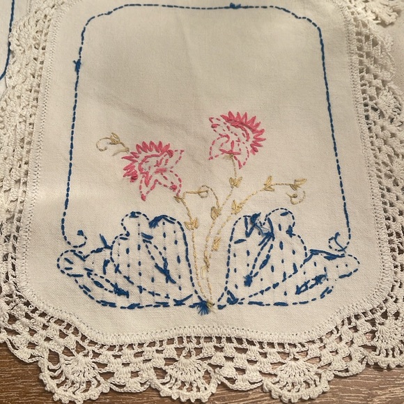 Vintage Linen, Set of 3/ Embroidered/ Handmade - Picture 5 of 8